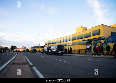 Manifestation en dehors de la CIE à Aluche, Madrid, Espagne, 1 novembre 2020, en faveur des immigrants en grève de la faim. (Photo de Jon Imanol Reino/NurPhoto) Banque D'Images