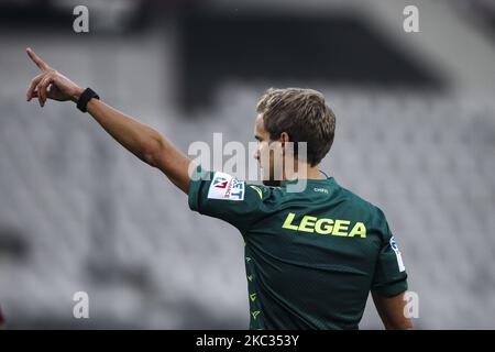 Arbitre Daniele Chiffi gestes pendant la série Un match de football n.6 TURIN - LATIUM sur 01 novembre 2020 au Stadio Olimpico Grande Turin à Turin, Piémont, Italie. (Photo de Matteo Bottanelli/NurPhoto) Banque D'Images