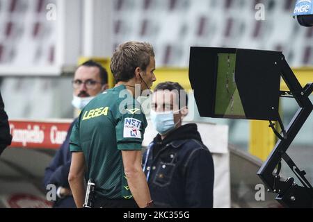 L'arbitre Daniele Chiffi regarde le VAR pendant le match de football de la série A n.6 TURIN - LATIUM sur 01 novembre 2020 au Stadio Olimpico Grande Turin à Turin, Piémont, Italie. (Photo de Matteo Bottanelli/NurPhoto) Banque D'Images