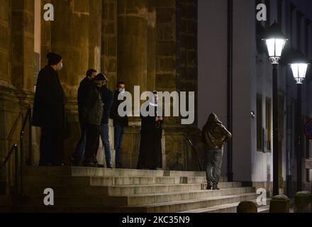 Un groupe de 'Church Defenders' sur les marches de l'église Saint Anna dans la vieille ville de Cracovie pendant la manifestation Pro-Choice. Des étudiants de l'université de Cracovie, des activistes des droits des femmes et leurs partisans ont organisé ce soir une autre manifestation anti-gouvernementale à Cracovie, s'opposant à la limitation de la pandémie pour exprimer leur colère contre la décision de la Cour suprême qui a resserré les lois déjà strictes sur l'avortement. Dimanche, 1 novembre 2020, à Cracovie, en Pologne. (Photo par Artur Widak/NurPhoto) Banque D'Images