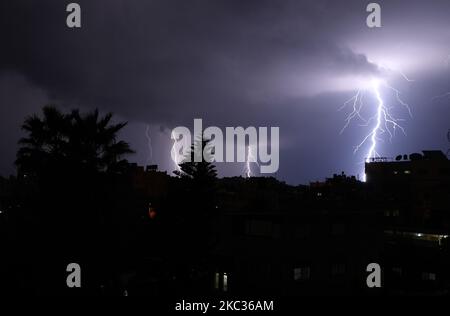 La foudre frappe la ville de Gaza sur 1 novembre 2020, pendant un orage. (Photo de Majdi Fathi/NurPhoto) Banque D'Images