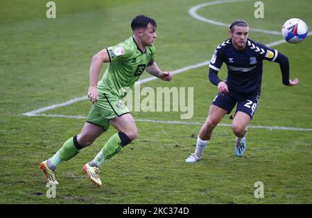 L-R Mitch Clark de Port Vale (en prêt de Leicester City) et Kyle Taylor de Southend Unis pendant la deuxième ligue entre Southend United et Port Vale au Roots Hall Stadium , Southend, Royaume-Uni le 31st octobre 2020 (photo par action Foto Sport/NurPhoto) Banque D'Images