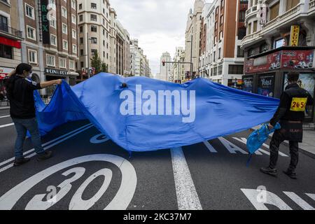 Action de la rébellion d'extinction (XR) pour avertir de l'augmentation du niveau des mers à Madrid le 2nd novembre 2020. (Photo par Oscar Gonzalez/NurPhoto) Banque D'Images