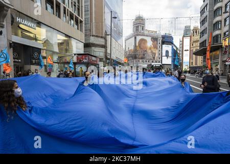 Action de la rébellion d'extinction (XR) pour avertir de l'augmentation du niveau des mers à Madrid le 2nd novembre 2020. (Photo par Oscar Gonzalez/NurPhoto) Banque D'Images