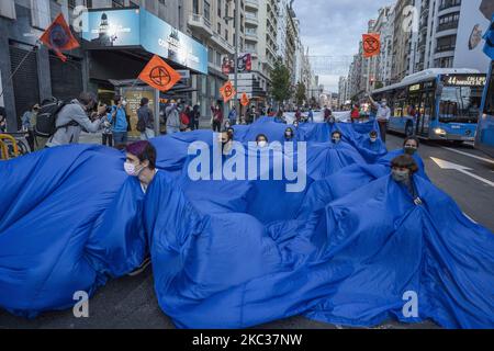 Action de la rébellion d'extinction (XR) pour avertir de l'augmentation du niveau des mers à Madrid le 2nd novembre 2020. (Photo par Oscar Gonzalez/NurPhoto) Banque D'Images