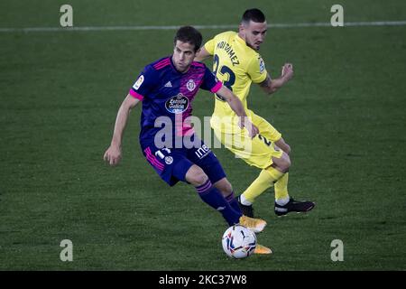 Pablo Hervias de Real Valladolid CF (L) et Moiss Gmez Bordonado de Villarreal pendant le match espagnol de la Liga entre Villarreal CF et Real Valladolid CF au stade de la Ceramica sur 2 novembre 2020. (Photo de Jose Miguel Fernandez/NurPhoto) Banque D'Images