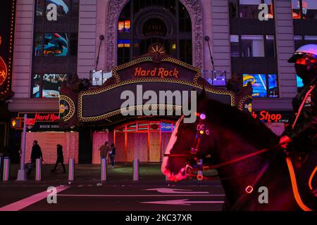 Les gens marchent à bord du Hard Rock Cafe alors qu'une unité montée de NYPD effectue des patrouilles officielles en prévision des élections de demain dans le quartier de Manhattan à New York, New York, États-Unis, 2 novembre 2020. (Photo d'Anik Rahman/NurPhoto) Banque D'Images