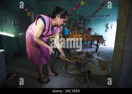 Dans la communauté indigène Nahua de San Francisco Ozomatlan à l'état de Guerrero, du pain et des offrandes traditionnelles sont faits pour le jour des morts, à 1 novembre 2020, Guerrero, Mexique. (Photo par Cristian Leyva/NurPhoto) Banque D'Images