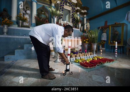 Dans la communauté indigène Nahua de San Francisco Ozomatlan à l'état de Guerrero, du pain et des offrandes traditionnelles sont faits pour le jour des morts, à 1 novembre 2020, Guerrero, Mexique. (Photo par Cristian Leyva/NurPhoto) Banque D'Images