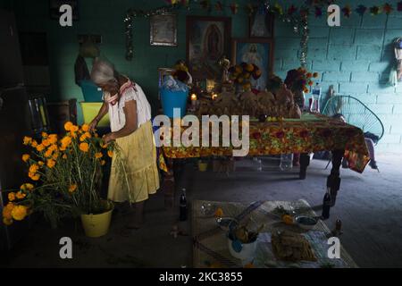 Dans la communauté indigène Nahua de San Francisco Ozomatlan à l'état de Guerrero, du pain et des offrandes traditionnelles sont faits pour le jour des morts, à 1 novembre 2020, Guerrero, Mexique. (Photo par Cristian Leyva/NurPhoto) Banque D'Images