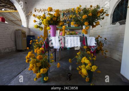 Dans la communauté indigène Nahua de San Francisco Ozomatlan à l'état de Guerrero, du pain et des offrandes traditionnelles sont faits pour le jour des morts, à 1 novembre 2020, Guerrero, Mexique. (Photo par Cristian Leyva/NurPhoto) Banque D'Images