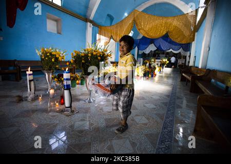 Dans la communauté indigène Nahua de San Francisco Ozomatlan à l'état de Guerrero, du pain et des offrandes traditionnelles sont faits pour le jour des morts, à 1 novembre 2020, Guerrero, Mexique. (Photo par Cristian Leyva/NurPhoto) Banque D'Images