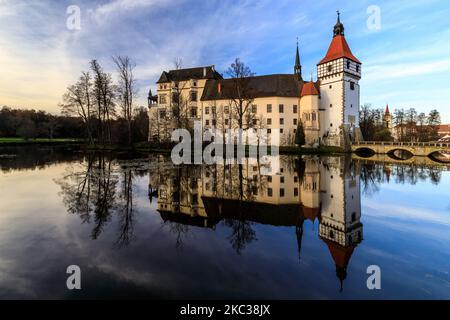 Le château d'eau de Blatná, au coucher du soleil d'automne dans la région de Bohême du Sud, est l'un des manoirs d'eau les mieux préservés de la République tchèque. Banque D'Images