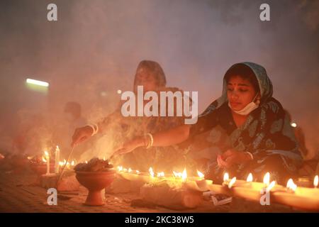 Les dévotés hindous célèbrent Rakher Upobash, une occasion de religion hindoue au temple de Lokenath Brahmachari à Narayangonj près de Dhaka, au Bangladesh, sur 3 novembre 2020. (Photo de Rehman Asad/NurPhoto) Banque D'Images