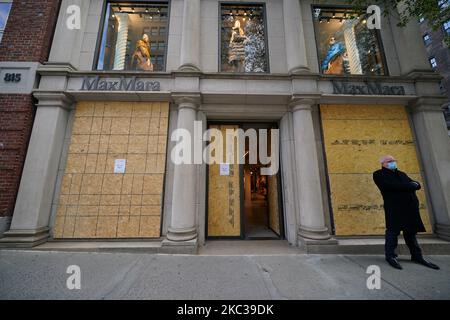 Vue sur les boutiques de luxe à bord le long de Madison Avenue sur 3 novembre 2020 dans la ville de New York. Après un taux de participation record, les Américains se dirigent vers les urnes le dernier jour pour voter pour le président sortant des États-Unis Donald Trump ou le candidat démocrate Joe Biden lors de l'élection présidentielle de 2020. (Photo de John Nacion/NurPhoto) Banque D'Images