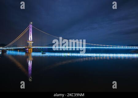 4 nov 2020 - Damyang, Corée du Sud - Une vue nocturne du plus grand lac de Corée du Sud Yedangho et pont suspendu au lac Yedangho à Yesan, Corée du Sud le 31 octobre 2020. Pont suspendu Yedangho est en 06 avril 2019, le pont suspendu Yedangho est le plus long pont suspendu de Corée avec une longueur de 402 mètres. Avec une route Slow Lake ouverte en octobre 2019, la promenade du pont suspendu à la route offre un paysage magnifique. (Photo de Seung-il Ryu/NurPhoto) Banque D'Images