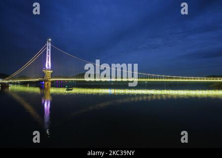 4 nov 2020 - Damyang, Corée du Sud - Une vue nocturne du plus grand lac de Corée du Sud Yedangho et pont suspendu au lac Yedangho à Yesan, Corée du Sud le 31 octobre 2020. Pont suspendu Yedangho est en 06 avril 2019, le pont suspendu Yedangho est le plus long pont suspendu de Corée avec une longueur de 402 mètres. Avec une route Slow Lake ouverte en octobre 2019, la promenade du pont suspendu à la route offre un paysage magnifique. (Photo de Seung-il Ryu/NurPhoto) Banque D'Images