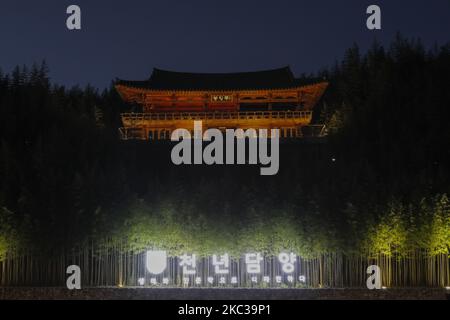 4 nov 2020-Sacheon, South Korera-Une vue nocturne de la plus grande forêt de bambou de Corée du Sud, Nom de 'Jungnogwon' à Damyang-Gun, Corée du Sud le 2 nov 2020. Jungnokwon est une forêt de bambou d'une superficie de 31 hectares et a été ouvert en mars 2003 comme une zone de loisirs et d'attraction touristique. Dans la forêt il y a huit chemins à suivre. Le siga-Munhwachon est directement relié à la forêt, une réplique du village où la culture historique de Damyang peut être expérimentée. (Photo de Seung-il Ryu/NurPhoto) Banque D'Images