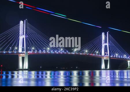 4 novembre 2020-Sacheon, South Korera-Une vue nocturne sur le 'pont de Amcheonpo et le téléphérique de la Marine' à Sacheon-City, Corée du Sud le 30 octobre 2020. Le pont de Samcheonpo est de la ville de Sacheon à Namhae-Gun connecter 5 birdges (Samcheonpo, Choyang, Nukdo, Changsun, Danhyang) groupe. (Photo de Seung-il Ryu/NurPhoto) Banque D'Images