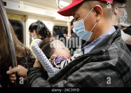Mettre des masques à chaque séjour à l'extérieur continue d'être essentiellement important pour les Taiwanais alors que le pays entre dans le 206th jour sans transmissions locales ni infections de la maladie pandémique COVID-19, à Taipei City, Taiwan, le 4 novembre 2020. Avec la conformité nationale avec le port obligatoire de masque lors des trajets en train ou en bus, l'île avec une population de près de 24 millions d'habitants a réussi à limiter la propagation de la maladie ainsi que des mesures de quarantaine en place pour ceux qui entrent à Taïwan. (Photo de CEng Shou Yi/NurPhoto) Banque D'Images