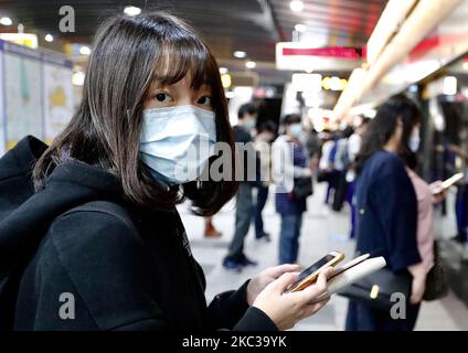 Mettre des masques à chaque séjour à l'extérieur continue d'être essentiellement important pour les Taiwanais alors que le pays entre dans le 206th jour sans transmissions locales ni infections de la maladie pandémique COVID-19, à Taipei City, Taiwan, le 4 novembre 2020. Avec la conformité nationale avec le port obligatoire de masque lors des trajets en train ou en bus, l'île avec une population de près de 24 millions d'habitants a réussi à limiter la propagation de la maladie ainsi que des mesures de quarantaine en place pour ceux qui entrent à Taïwan. (Photo de CEng Shou Yi/NurPhoto) Banque D'Images