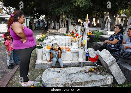 Morelia, Apitzangan, Mexique. 02nd novembre 2022. Du 30 octobre au 2 novembre 2022, Mexico, Mexique - Dia de Muertos est le jour traditionnel des morts où les morts sont rappelés comme des parents nettoient leurs tombes, les adorent avec des fleurs et passent une journée au cimetière, à boire et à manger. Une autre tradition sont les autels, consacrés à des parents ou des amis, avec les fleurs typiques des Marigolds orange (cempasuchil). (Photo de Teun Voeten/Sipa USA) crédit: SIPA USA/Alay Live News Banque D'Images
