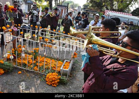 Morelia, Apitzangan, Mexique. 02nd novembre 2022. Du 30 octobre au 2 novembre 2022, Mexico, Mexique - Dia de Muertos est le jour traditionnel des morts où les morts sont rappelés comme des parents nettoient leurs tombes, les adorent avec des fleurs et passent une journée au cimetière, à boire et à manger. Une autre tradition sont les autels, consacrés à des parents ou des amis, avec les fleurs typiques des Marigolds orange (cempasuchil). (Photo de Teun Voeten/Sipa USA) crédit: SIPA USA/Alay Live News Banque D'Images