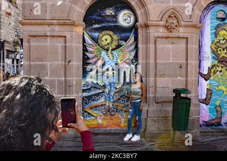 Morelia, Apitzangan, Mexique. 02nd novembre 2022. Du 30 octobre au 2 novembre 2022, Mexico, Mexique - Dia de Muertos est le jour traditionnel des morts où les morts sont rappelés comme des parents nettoient leurs tombes, les adorent avec des fleurs et passent une journée au cimetière, à boire et à manger. Une autre tradition sont les autels, consacrés à des parents ou des amis, avec les fleurs typiques des Marigolds orange (cempasuchil). (Photo de Teun Voeten/Sipa USA) crédit: SIPA USA/Alay Live News Banque D'Images