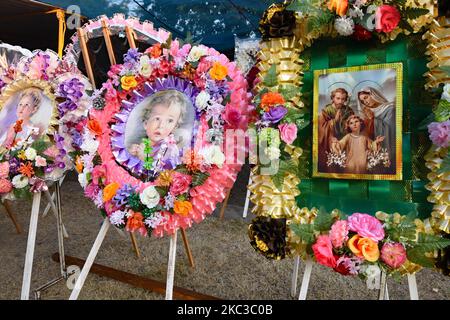 Morelia, Apitzangan, Mexique. 02nd novembre 2022. Du 30 octobre au 2 novembre 2022, Mexico, Mexique - Dia de Muertos est le jour traditionnel des morts où les morts sont rappelés comme des parents nettoient leurs tombes, les adorent avec des fleurs et passent une journée au cimetière, à boire et à manger. Une autre tradition sont les autels, consacrés à des parents ou des amis, avec les fleurs typiques des Marigolds orange (cempasuchil). (Photo de Teun Voeten/Sipa USA) crédit: SIPA USA/Alay Live News Banque D'Images