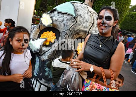 Morelia, Apitzangan, Mexique. 02nd novembre 2022. Du 30 octobre au 2 novembre 2022, Mexico, Mexique - Dia de Muertos est le jour traditionnel des morts où les morts sont rappelés comme des parents nettoient leurs tombes, les adorent avec des fleurs et passent une journée au cimetière, à boire et à manger. Une autre tradition sont les autels, consacrés à des parents ou des amis, avec les fleurs typiques des Marigolds orange (cempasuchil). (Photo de Teun Voeten/Sipa USA) crédit: SIPA USA/Alay Live News Banque D'Images