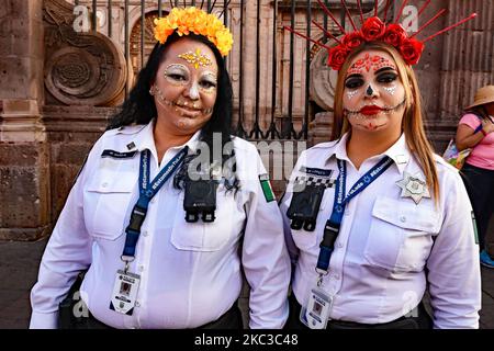 Morelia, Apitzangan, Mexique. 02nd novembre 2022. Du 30 octobre au 2 novembre 2022, Mexico, Mexique - Dia de Muertos est le jour traditionnel des morts où les morts sont rappelés comme des parents nettoient leurs tombes, les adorent avec des fleurs et passent une journée au cimetière, à boire et à manger. Une autre tradition sont les autels, consacrés à des parents ou des amis, avec les fleurs typiques des Marigolds orange (cempasuchil). (Photo de Teun Voeten/Sipa USA) crédit: SIPA USA/Alay Live News Banque D'Images