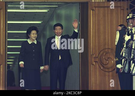 L'ex-président Roh Moo Hyun a fait la vague devant les membres du cabinet avant son départ au sujet de son premier voyage officiel à l'étranger à l'aéroport militaire de Sungnam, en Corée du Sud, sur 11 mai 2003. (Photo de Seung-il Ryu/NurPhoto) Banque D'Images