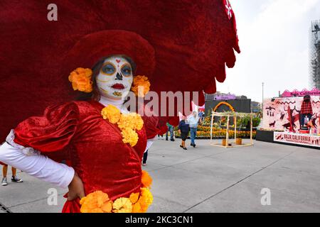 Morelia, Apitzangan, Mexique. 02nd novembre 2022. Du 30 octobre au 2 novembre 2022, Mexico, Mexique - Dia de Muertos est le jour traditionnel des morts où les morts sont rappelés comme des parents nettoient leurs tombes, les adorent avec des fleurs et passent une journée au cimetière, à boire et à manger. Une autre tradition sont les autels, consacrés à des parents ou des amis, avec les fleurs typiques des Marigolds orange (cempasuchil). (Photo de Teun Voeten/Sipa USA) crédit: SIPA USA/Alay Live News Banque D'Images