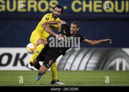 Raul Albiol (L) de Villarreal et Nick Blackman de Maccabi lors du match de la Ligue Europa entre Villarreal CF et Maccabi tel-Aviv au stade la Ceramica sur 5 novembre 2020. (Photo de Jose Miguel Fernandez/NurPhoto) Banque D'Images