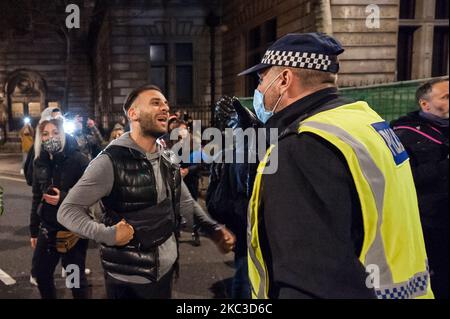 Le démonstrateur fait valoir avec la police lors de la « Marche annuelle du masque de lion » qui coïncide avec le premier jour de l'enfermement du coronavirus, à 5 novembre 2020, à Londres, en Angleterre. L'événement fait partie d'une protestation mondiale anti-establishment et anti-capitaliste contre des questions telles que la surveillance, la politique et l'économie. (Photo de Wiktor Szymanowicz/NurPhoto) Banque D'Images