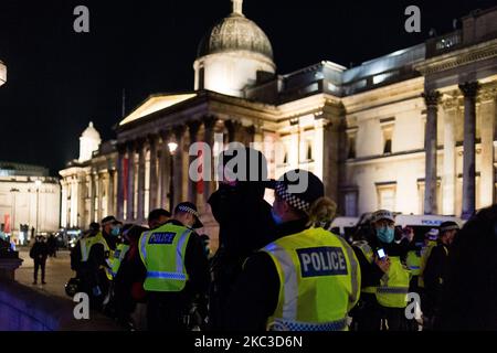 Un homme est détenu par des policiers en tant que manifestants de la million Mask March et des manifestants anti-verrouillage manifestent, dans le cadre de l'épidémie du coronavirus (COVID-19) à Londres, en Grande-Bretagne 5 novembre 2020. (Photo de Maciek Musialek/NurPhoto) Banque D'Images