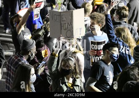 Les Philadelphiens se réunissent à l'extérieur du centre de scrutin du Pennsylvania Convention Center de Philadelphie, PA on 5 novembre 2020, en prévision des résultats des élections présidentielles américaines historiques entre le Président Donald Trump et l'ancien Vice-Président Joe Biden. (Photo de Bastiaan Slabbers/NurPhoto) Banque D'Images