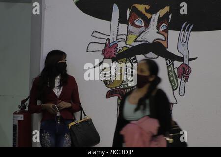 Deux femmes à l'intérieur des installations du système de transport collectif métropolitain à la station Zapata, ligne 3, Mexico, Mexique, on 5 novembre, 2020. Ce jeudi, le Mexique a atteint 93 mille 772 morts de Covid-19, avec 949 mille 197 cas confirmés d'infections du coronavirus, selon les autorités du Ministère de la santé dans le pays. Actuellement, le feu de signalisation épidémiologique reste orange. (Photo de Gerardo Vieyra/NurPhoto) Banque D'Images