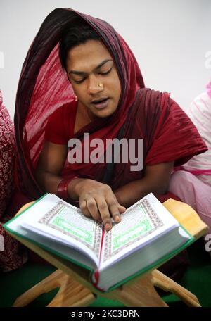 Un étudiant transgenre a lu le Saint Coran à Dawatul Quran Tritia linger Madrasa (première école islamique pour les transgenres) dans la capitale du Bangladesh Dhaka, le vendredi 6th novembre 2020. (Photo de Sony Ramany/NurPhoto) Banque D'Images