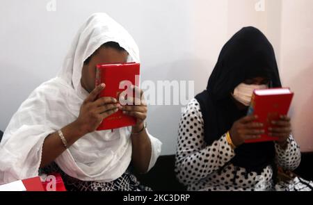 Les élèves transgenres lisant le Saint Coran à Dawatul Quran Tertia linger Madrasa (première école islamique pour les transgenres) dans la capitale du Bangladesh Dhaka le vendredi 6th novembre 2020. (Photo de Sony Ramany/NurPhoto) Banque D'Images