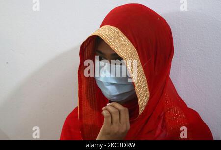 Une prière d'étudiants transgenres à Dawatul Quran Tritia linger Madrasa (première école islamique pour les transgenres) dans la capitale du Bangladesh Dhaka, le vendredi 6th novembre 2020. (Photo de Sony Ramany/NurPhoto) Banque D'Images