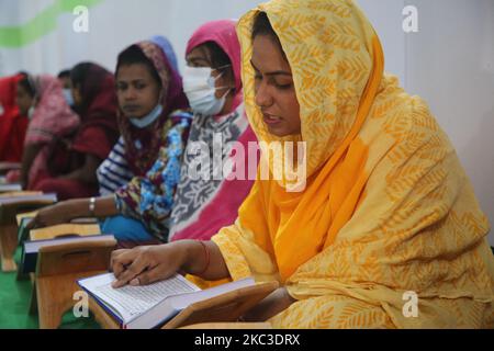 Les élèves transgenres lisant le Saint Coran à Dawatul Quran Tertia linger Madrasa (première école islamique pour les transgenres) dans la capitale du Bangladesh Dhaka le vendredi 6th novembre 2020. (Photo de Sony Ramany/NurPhoto) Banque D'Images