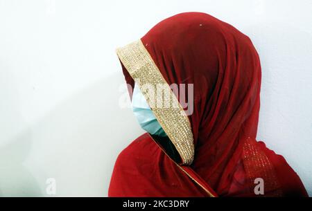 Une prière d'étudiants transgenres à Dawatul Quran Tritia linger Madrasa (première école islamique pour les transgenres) dans la capitale du Bangladesh Dhaka, le vendredi 6th novembre 2020. (Photo de Sony Ramany/NurPhoto) Banque D'Images