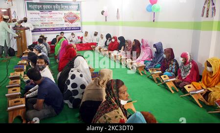 Les élèves transgenres lisant le Saint Coran à Dawatul Quran Tertia linger Madrasa (première école islamique pour les transgenres) dans la capitale du Bangladesh Dhaka le vendredi 6th novembre 2020. (Photo de Sony Ramany/NurPhoto) Banque D'Images