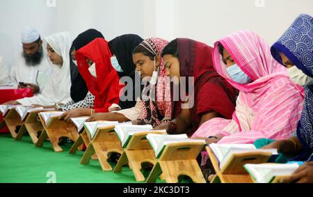 Les élèves transgenres lisant le Saint Coran à Dawatul Quran Tertia linger Madrasa (première école islamique pour les transgenres) dans la capitale du Bangladesh Dhaka le vendredi 6th novembre 2020. (Photo de Sony Ramany/NurPhoto) Banque D'Images