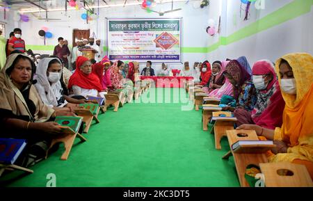 Les élèves transgenres lisant le Saint Coran à Dawatul Quran Tertia linger Madrasa (première école islamique pour les transgenres) dans la capitale du Bangladesh Dhaka le vendredi 6th novembre 2020. (Photo de Sony Ramany/NurPhoto) Banque D'Images