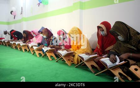 Les élèves transgenres lisant le Saint Coran à Dawatul Quran Tertia linger Madrasa (première école islamique pour les transgenres) dans la capitale du Bangladesh Dhaka le vendredi 6th novembre 2020. (Photo de Sony Ramany/NurPhoto) Banque D'Images