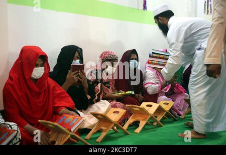 Les élèves transgenres lisant le Saint Coran à Dawatul Quran Tertia linger Madrasa (première école islamique pour les transgenres) dans la capitale du Bangladesh Dhaka le vendredi 6th novembre 2020. (Photo de Sony Ramany/NurPhoto) Banque D'Images