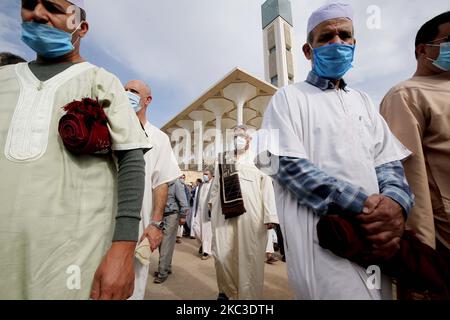 La prière du premier vendredi a eu lieu à la Grande Mosquée d'Alger, la troisième plus grande mosquée du monde, dans la capitale, Alger, Algérie sur 06 novembre 2020, Et les adorateurs ont fait des prières du vendredi à la mosquée d'Alger en portant un masque de protection et en utilisant des tapis individuels tout en respectant l'espacement physique. (Photo de Billal Bensalem/NurPhoto) Banque D'Images