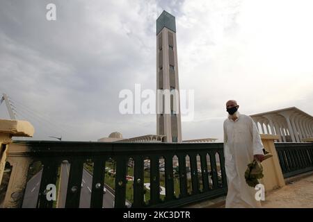 La prière du premier vendredi a eu lieu à la Grande Mosquée d'Alger, la troisième plus grande mosquée du monde, dans la capitale, Alger, Algérie sur 06 novembre 2020, Et les adorateurs ont fait des prières du vendredi à la mosquée d'Alger en portant un masque de protection et en utilisant des tapis individuels tout en respectant l'espacement physique. (Photo de Billal Bensalem/NurPhoto) Banque D'Images